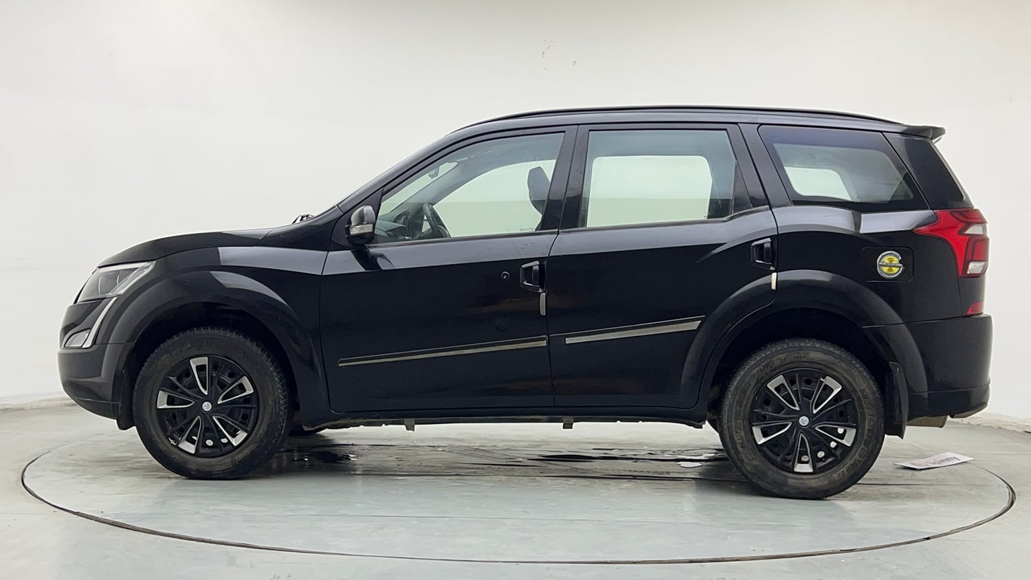 Used 2019 Mahindra XUV500 W5 Diesel Manual exterior LEFT SIDE VIEW