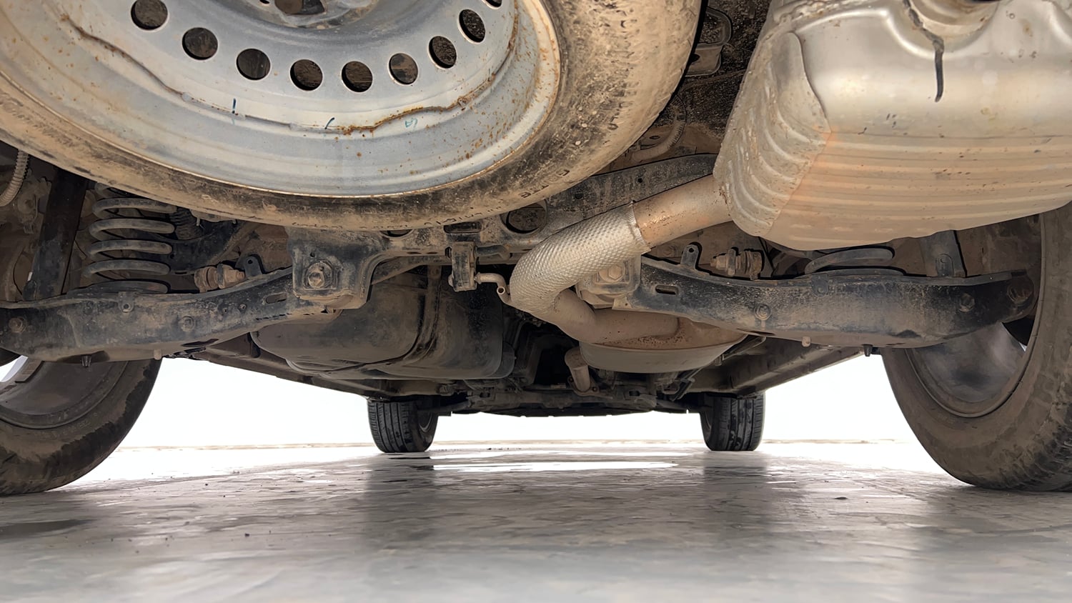 Used 2022 Mahindra XUV700 AX 7 Petrol MT 7 STR Petrol Manual extra REAR UNDERBODY VIEW (TAKEN FROM REAR)