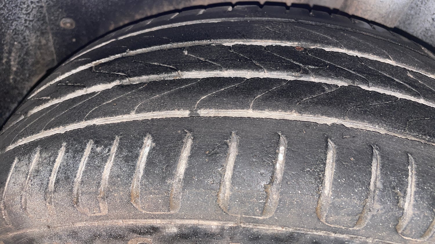 Used 2014 Volkswagen Polo Comfortline 1.2L (P) Petrol Manual tyres LEFT REAR TYRE TREAD VIEW