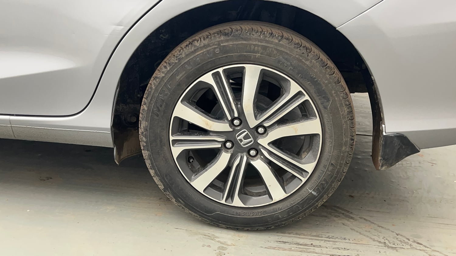 Used 2022 Honda Amaze VX MT 1.2 Petrol Petrol Manual tyres LEFT REAR TYRE RIM VIEW