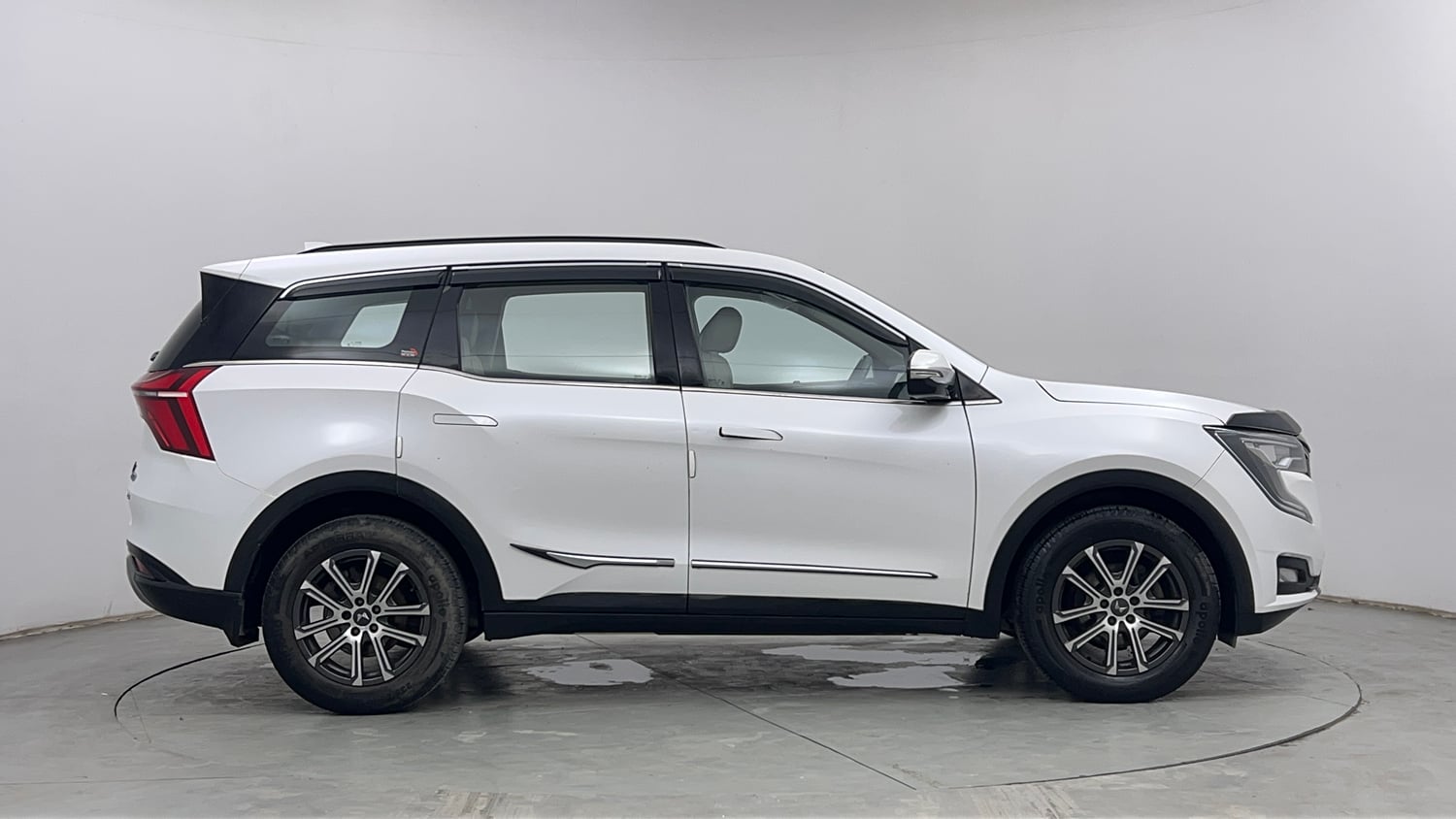 Used 2022 Mahindra XUV700 AX 7 Petrol MT 7 STR Petrol Manual exterior RIGHT SIDE VIEW