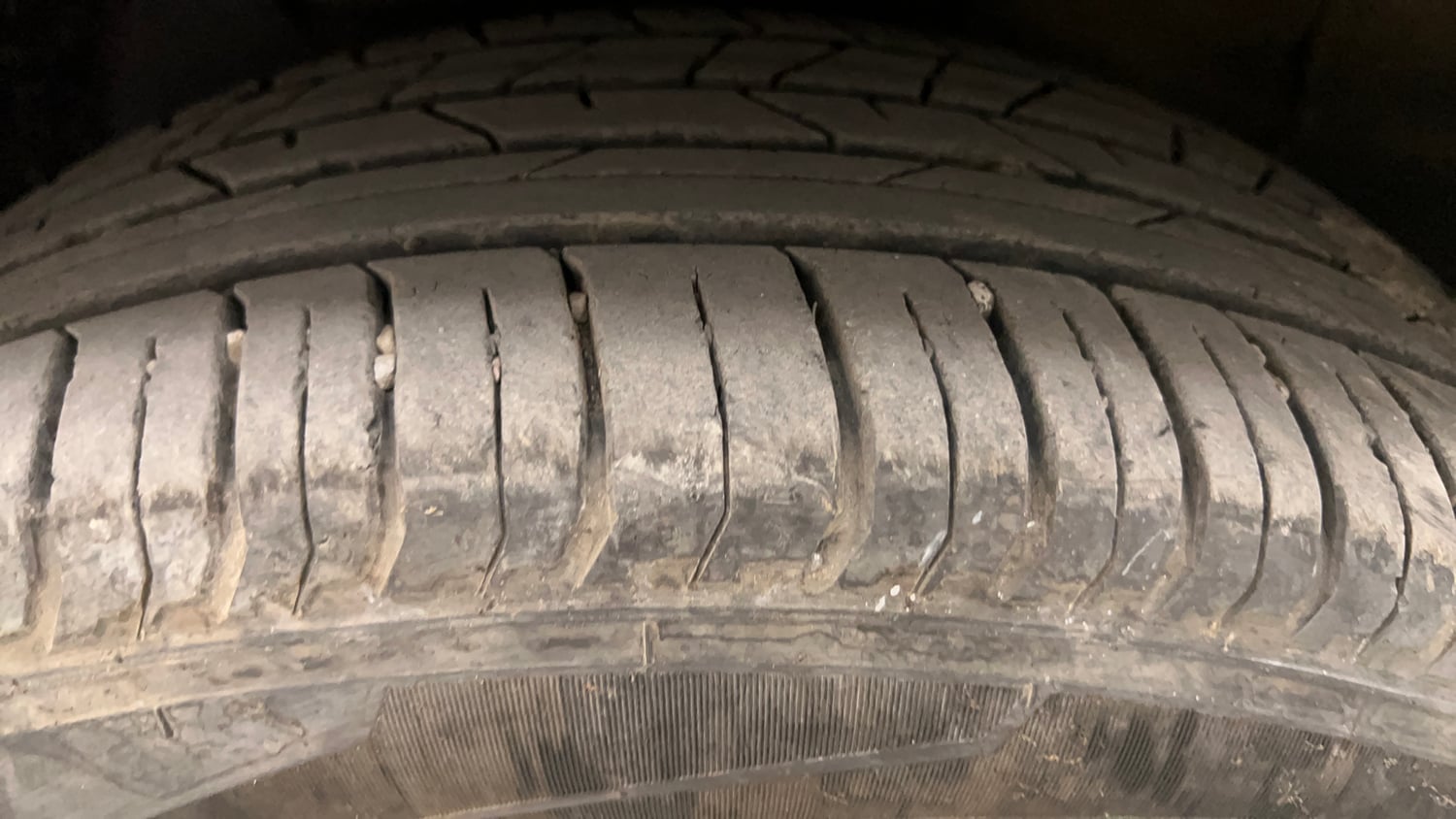 Used 2023 Hyundai New i20 Asta (O) 1.2 IVT Petrol Automatic tyres LEFT FRONT TYRE TREAD VIEW