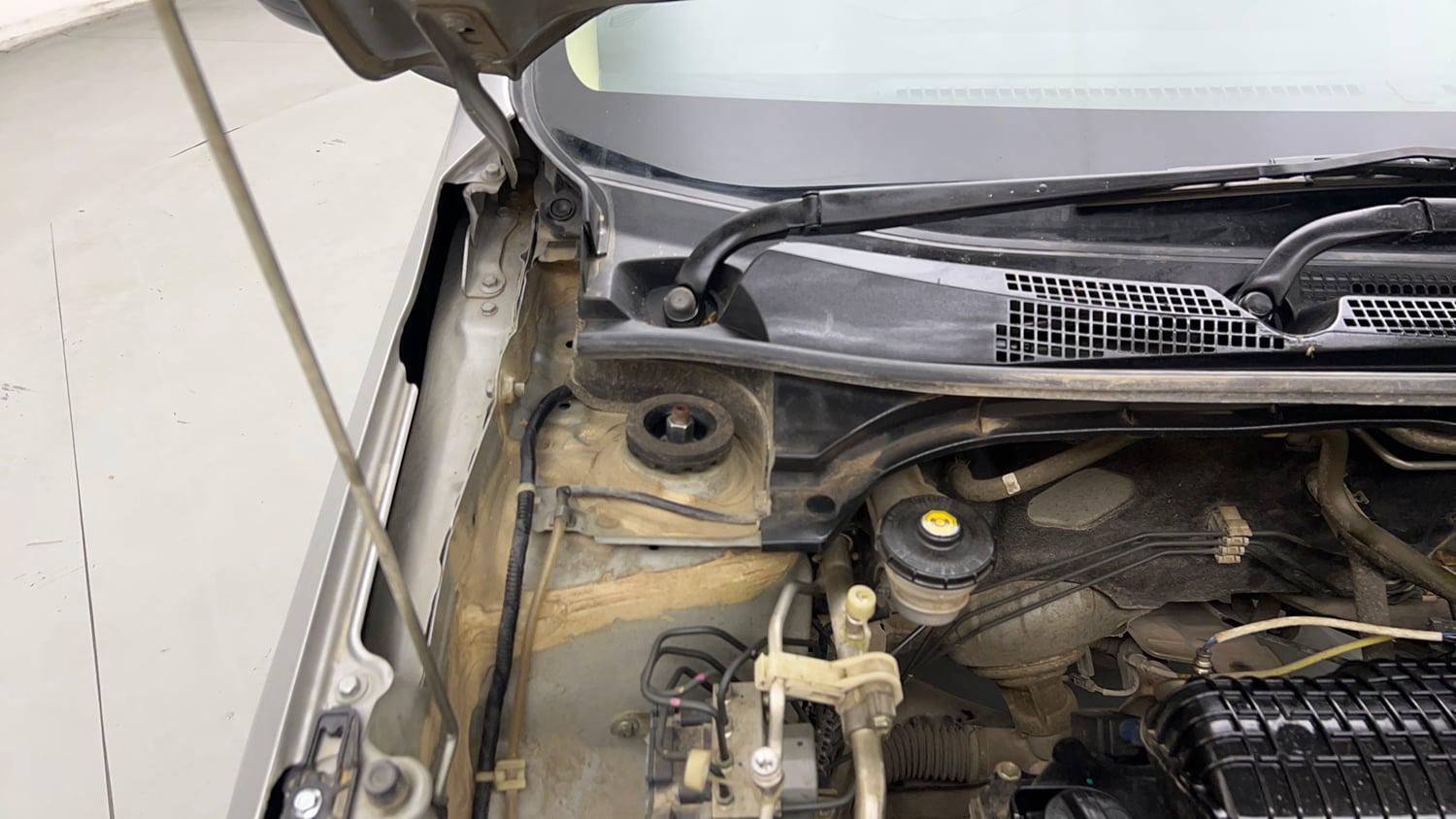 Used 2023 Honda Amaze VX 1.2 Petrol CVT Petrol Automatic engine ENGINE RIGHT SIDE HINGE & APRON VIEW