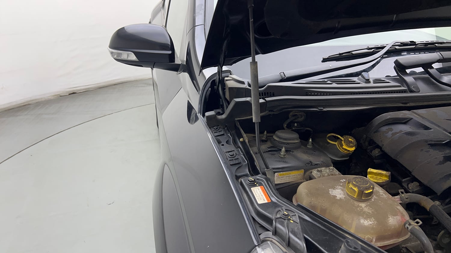 Used 2019 Mahindra XUV500 W5 Diesel Manual engine ENGINE RIGHT SIDE HINGE & APRON VIEW
