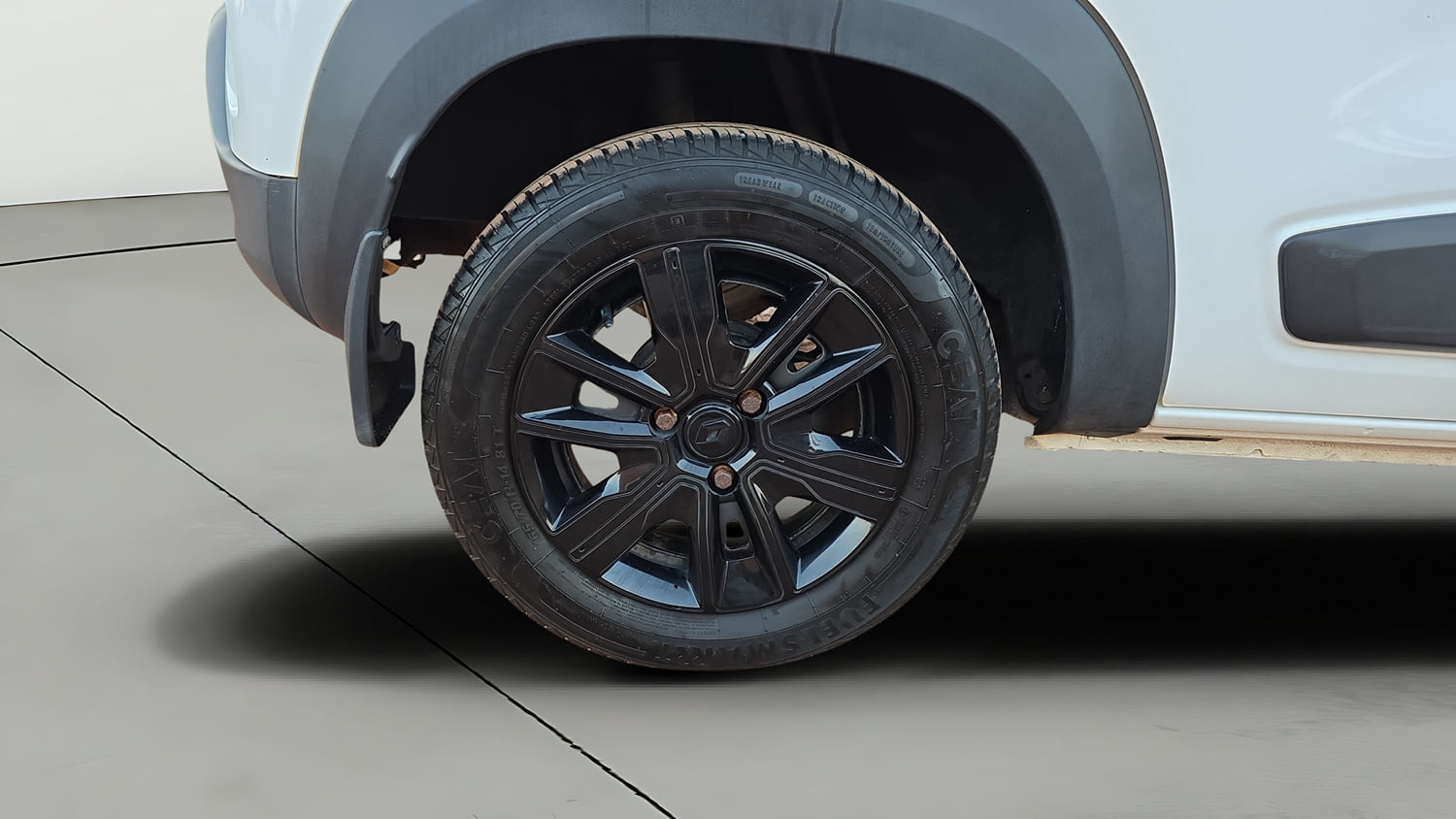 Used 2022 Renault Kwid CLIMBER Petrol Manual tyres RIGHT REAR TYRE RIM VIEW