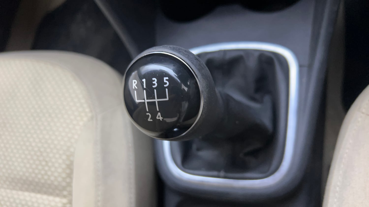 Used 2015 Volkswagen Polo Highline1.2L (P) Petrol Manual interior GEAR  KNOB VIEW