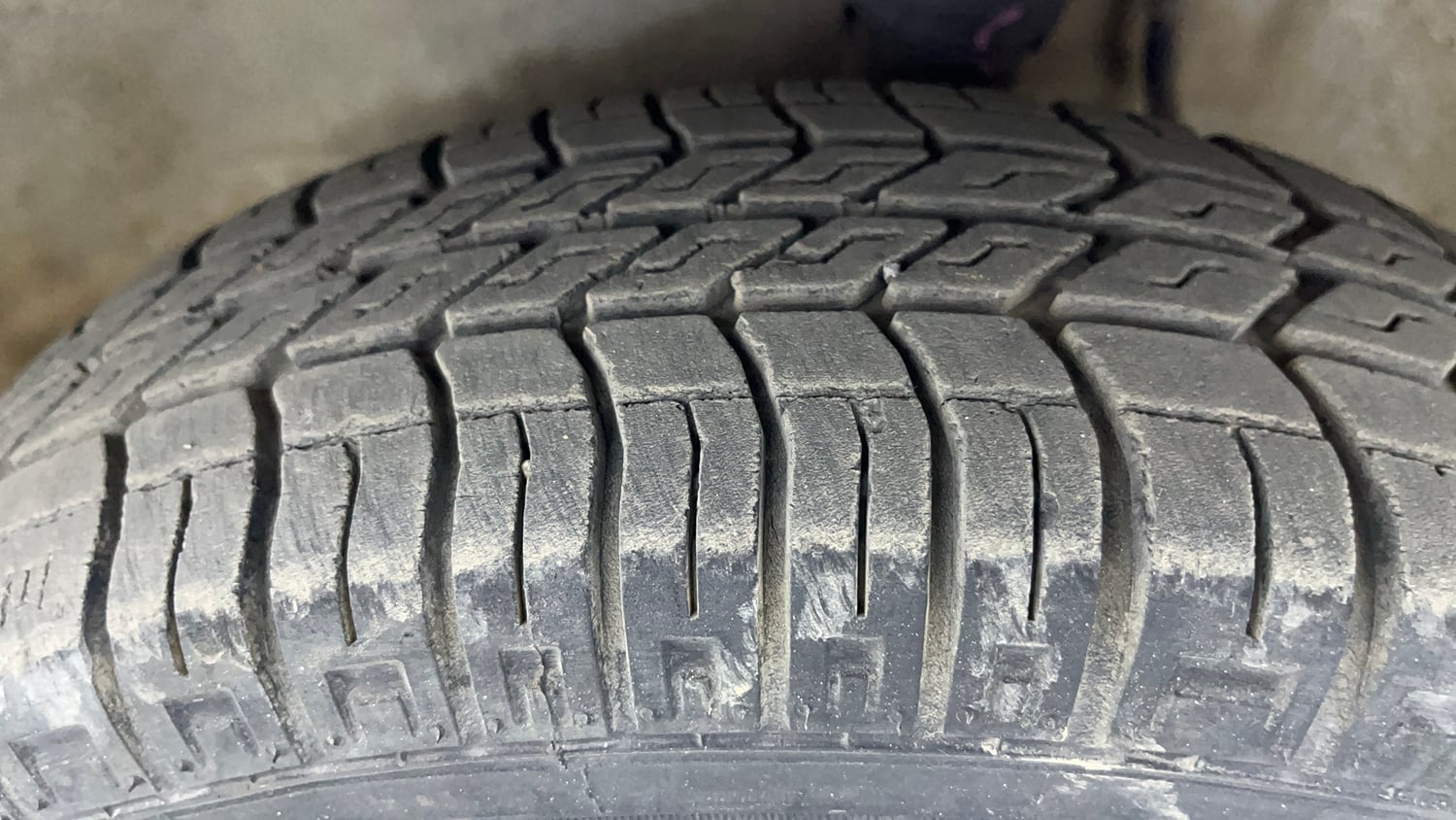Used 2013 Maruti Suzuki Alto 800 Lxi Petrol Manual tyres LEFT FRONT TYRE TREAD VIEW