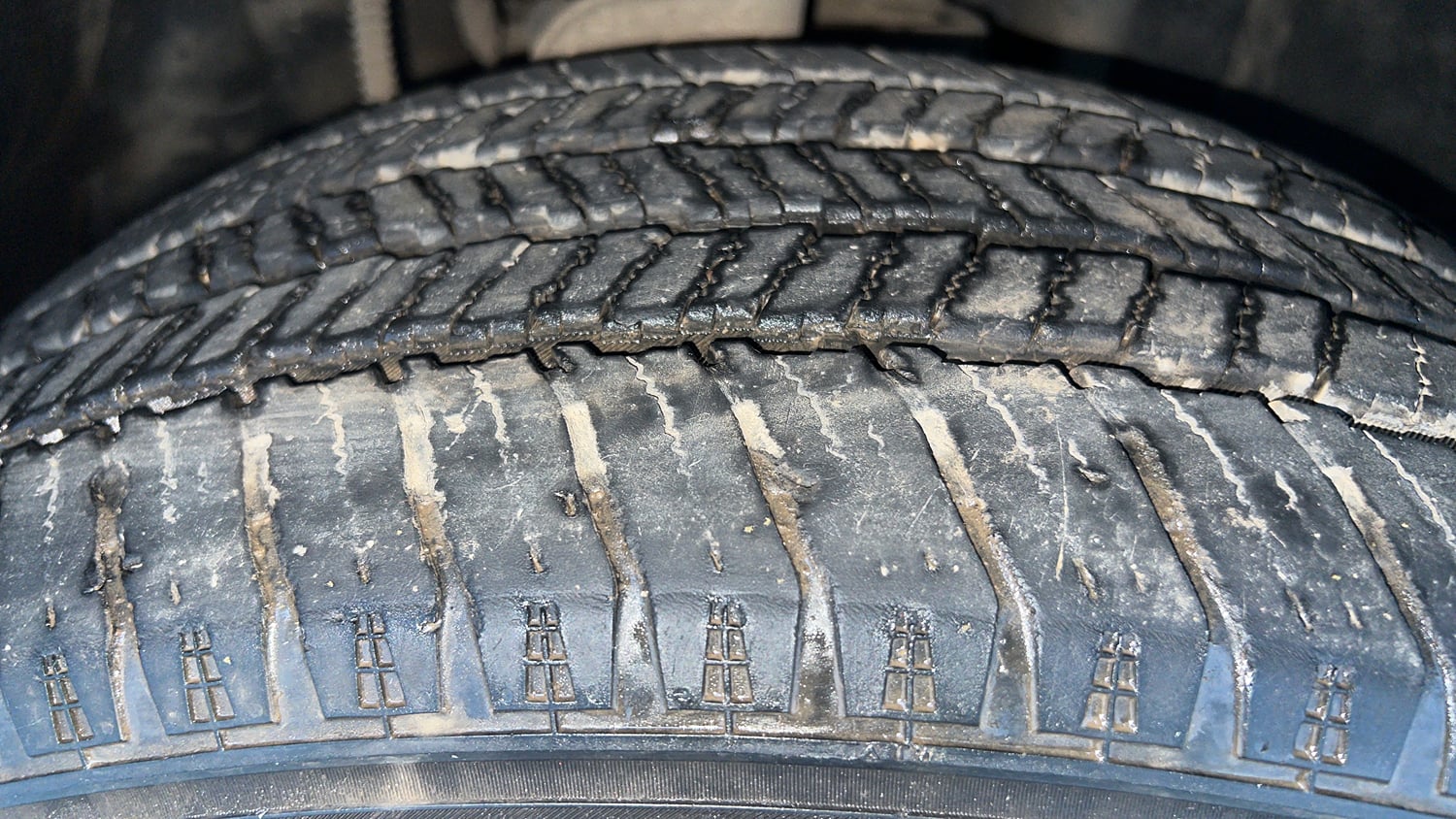 Used 2024 Mahindra Scorpio N Z8 L Diesel AT 4WD 7 STR Diesel Automatic tyres RIGHT FRONT TYRE TREAD VIEW