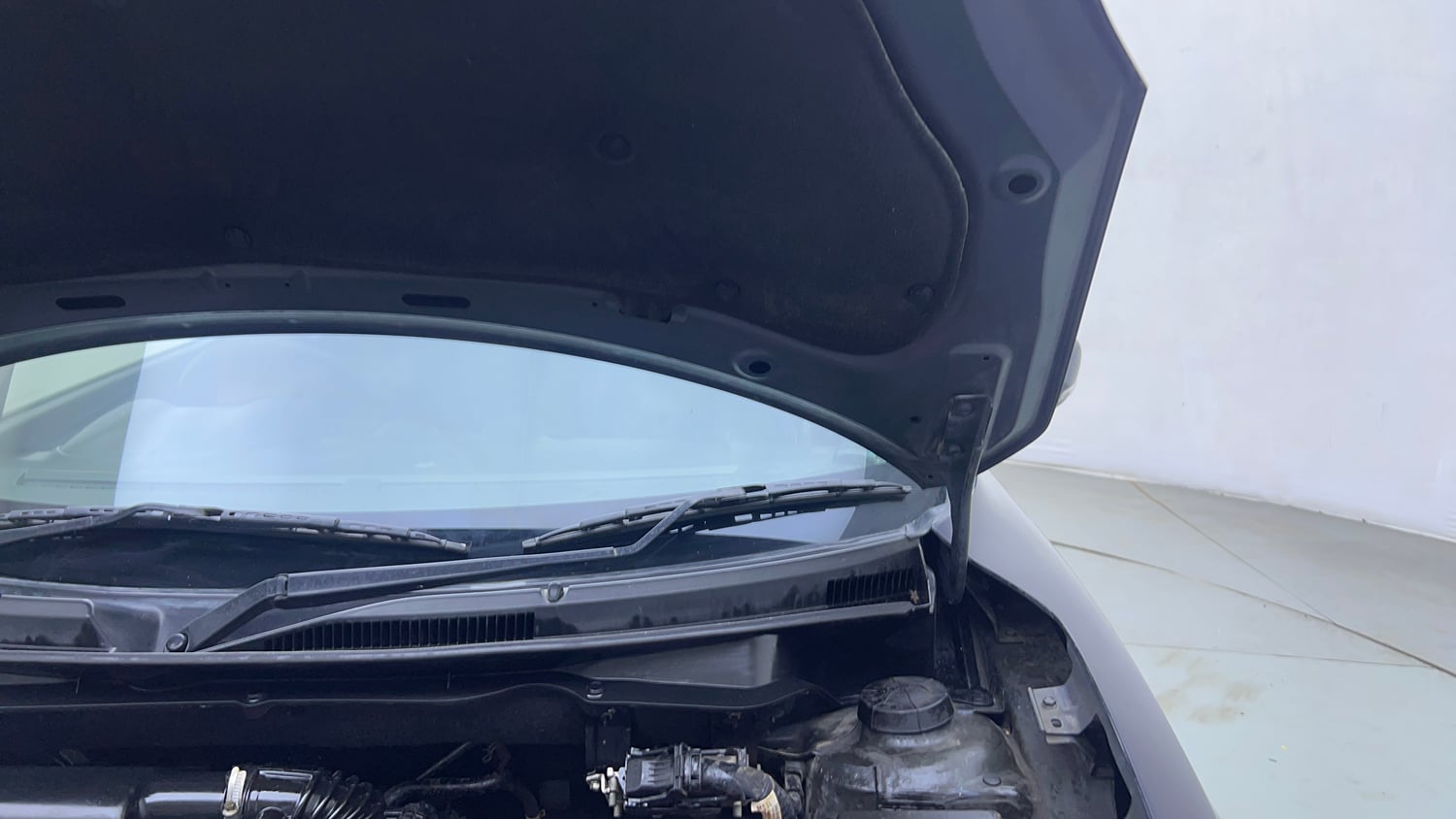 Used 2019 Maruti Suzuki Swift VXi Petrol Manual engine ENGINE LEFT SIDE HINGE & APRON VIEW
