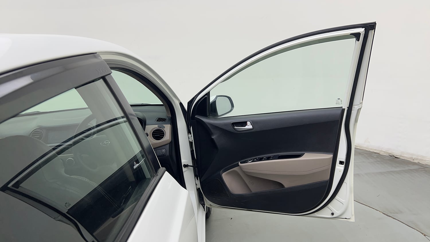 Used 2018 Hyundai Xcent SX Petrol Manual interior RIGHT FRONT DOOR OPEN VIEW