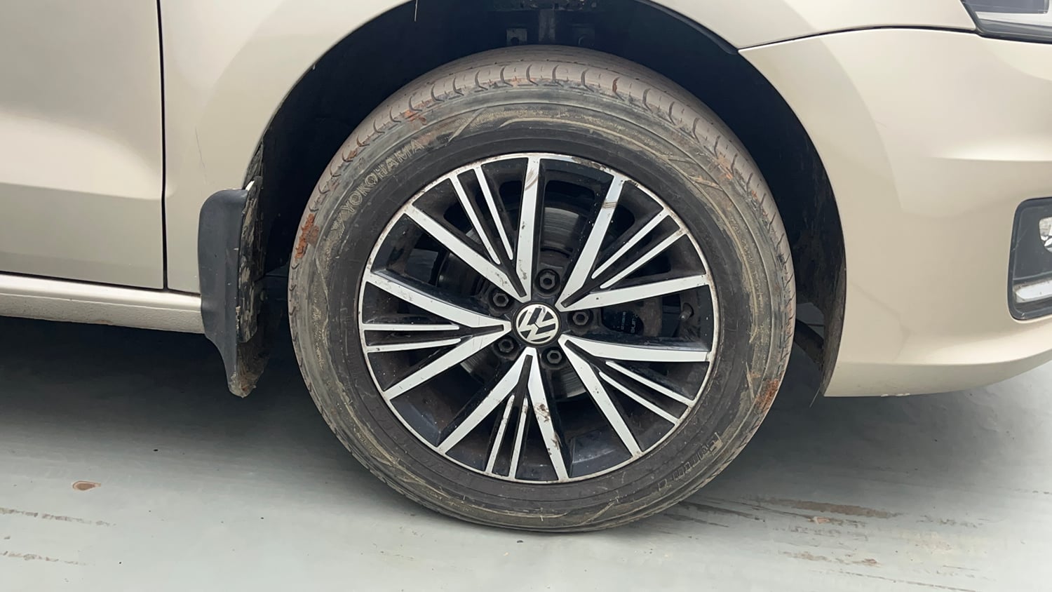 Used 2019 Volkswagen Vento Highline 1.6 (P) Petrol Manual tyres RIGHT FRONT TYRE RIM VIEW