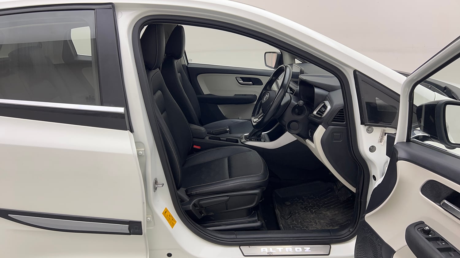 Used 2022 Tata Altroz XZA Plus Petrol Petrol Automatic interior RIGHT SIDE FRONT DOOR CABIN VIEW