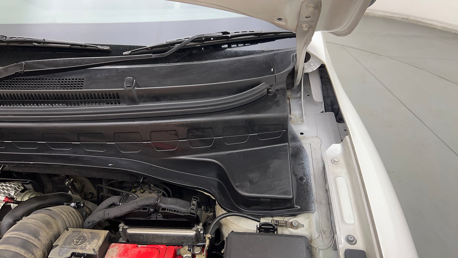 Used 2022 Kia Sonet HTX 1.5 Diesel Manual engine ENGINE LEFT SIDE HINGE & APRON VIEW