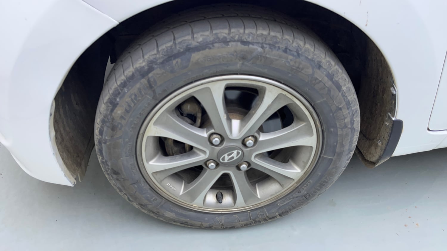 Used 2015 Hyundai Grand i10 Asta 1.1 CRDi Diesel Manual tyres LEFT FRONT TYRE RIM VIEW