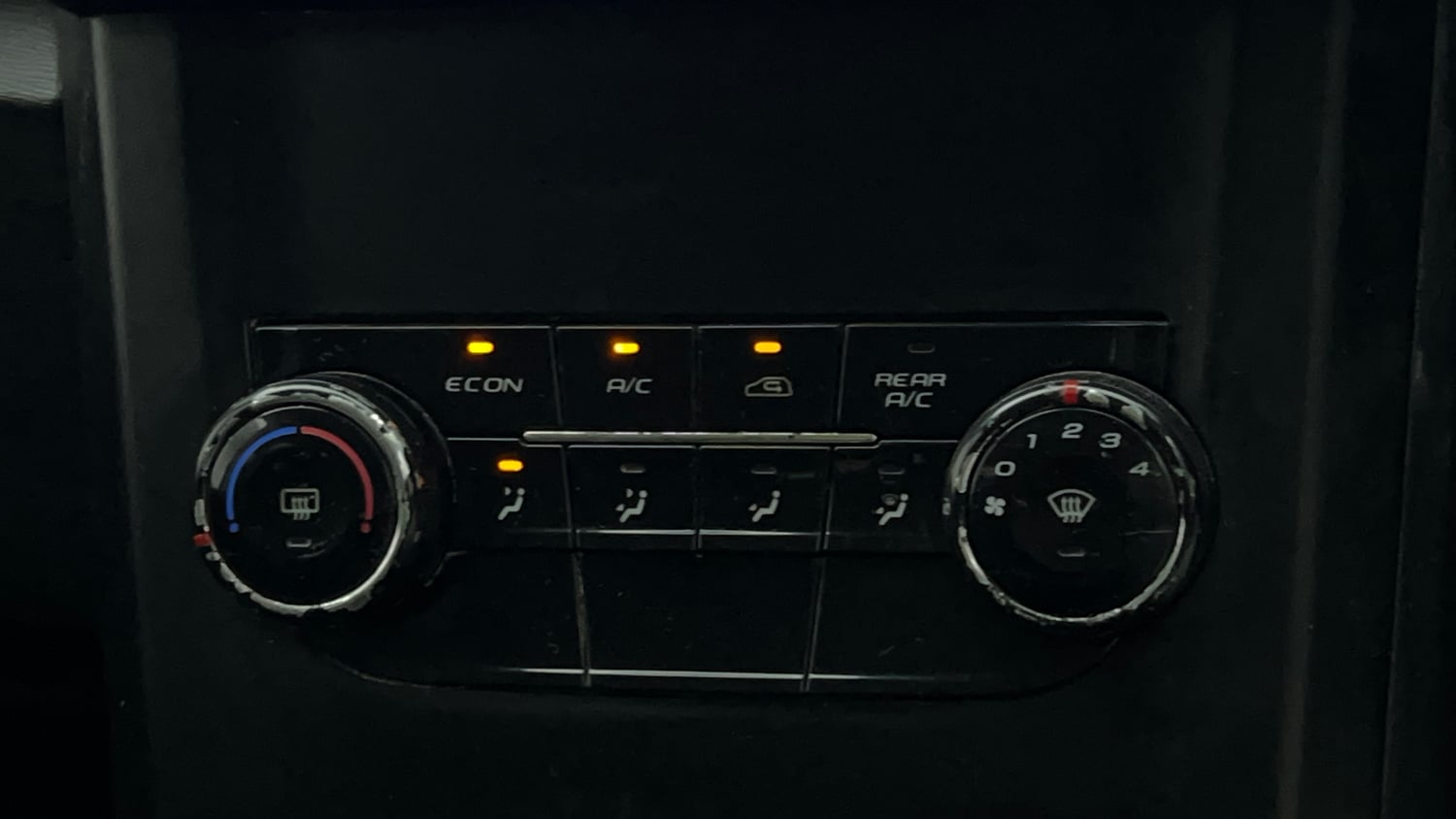 Used 2019 Mahindra XUV500 W5 Diesel Manual top_features Rear defogger