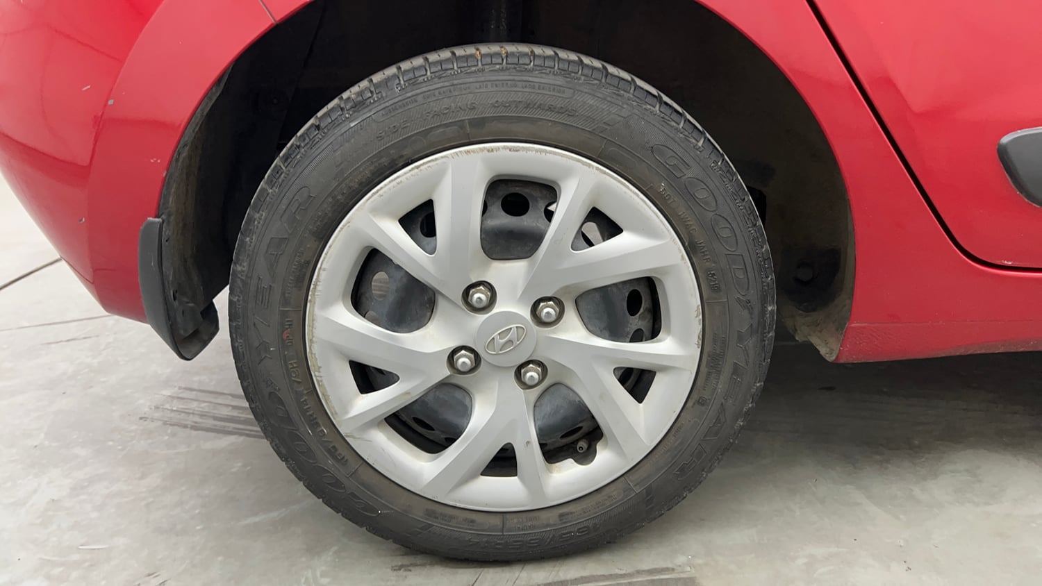 Used 2020 Hyundai Grand i10 Sportz 1.2 Kappa VTVT Petrol Manual tyres RIGHT REAR TYRE RIM VIEW