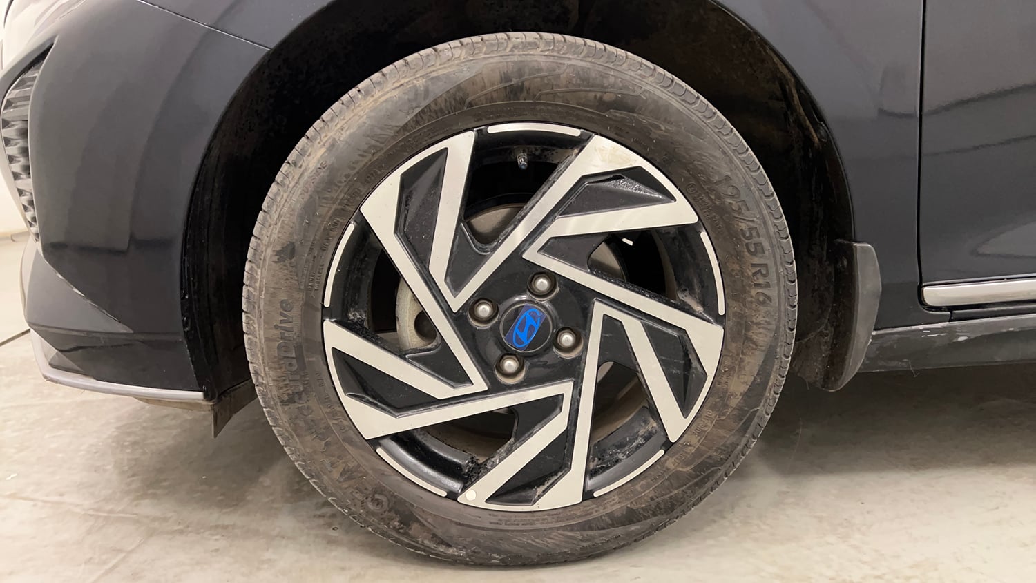 Used 2023 Hyundai New i20 Asta (O) 1.2 IVT Petrol Automatic tyres LEFT FRONT TYRE RIM VIEW