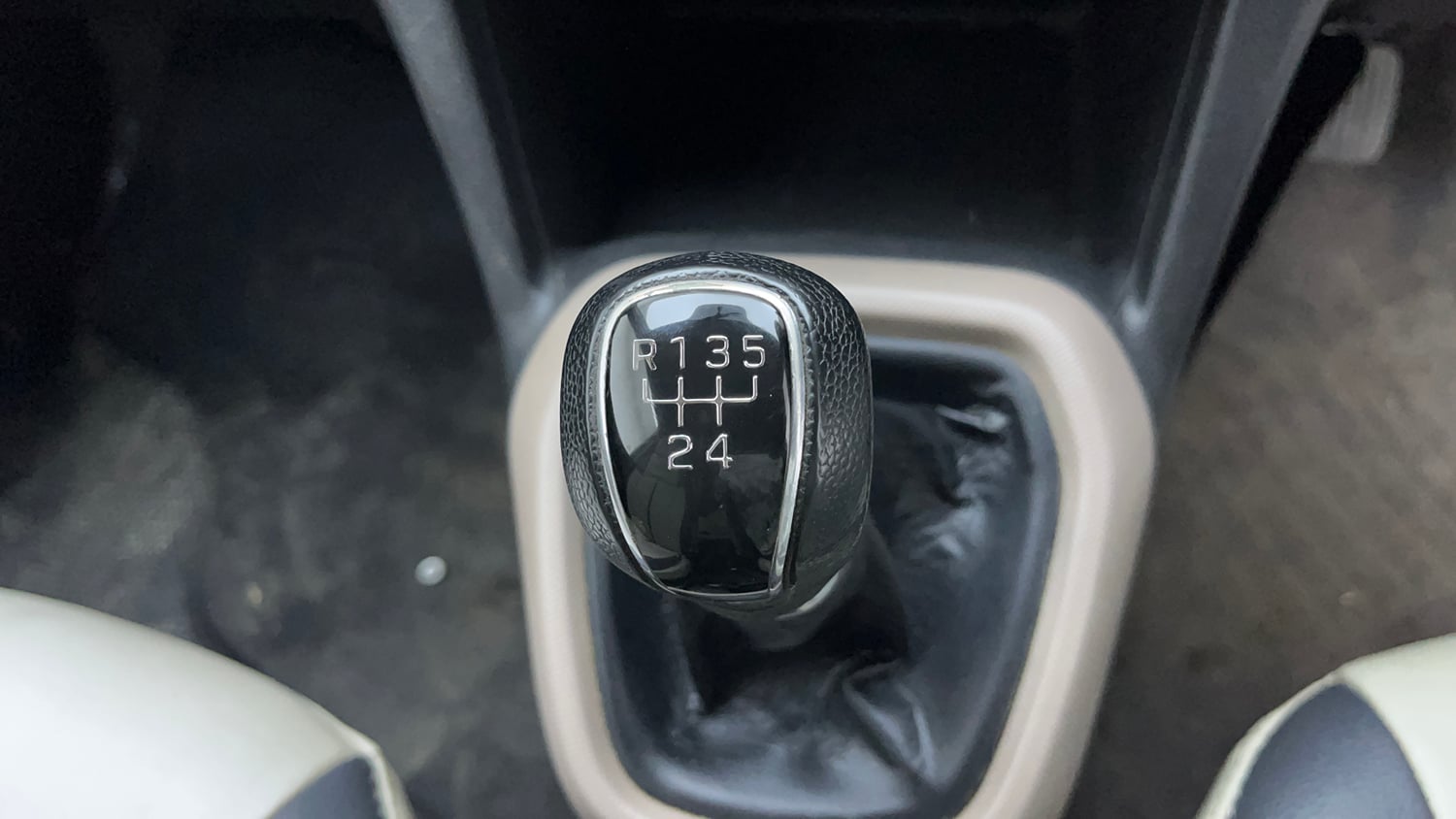Used 2015 Hyundai Grand i10 Asta 1.1 CRDi Diesel Manual interior GEAR  KNOB VIEW