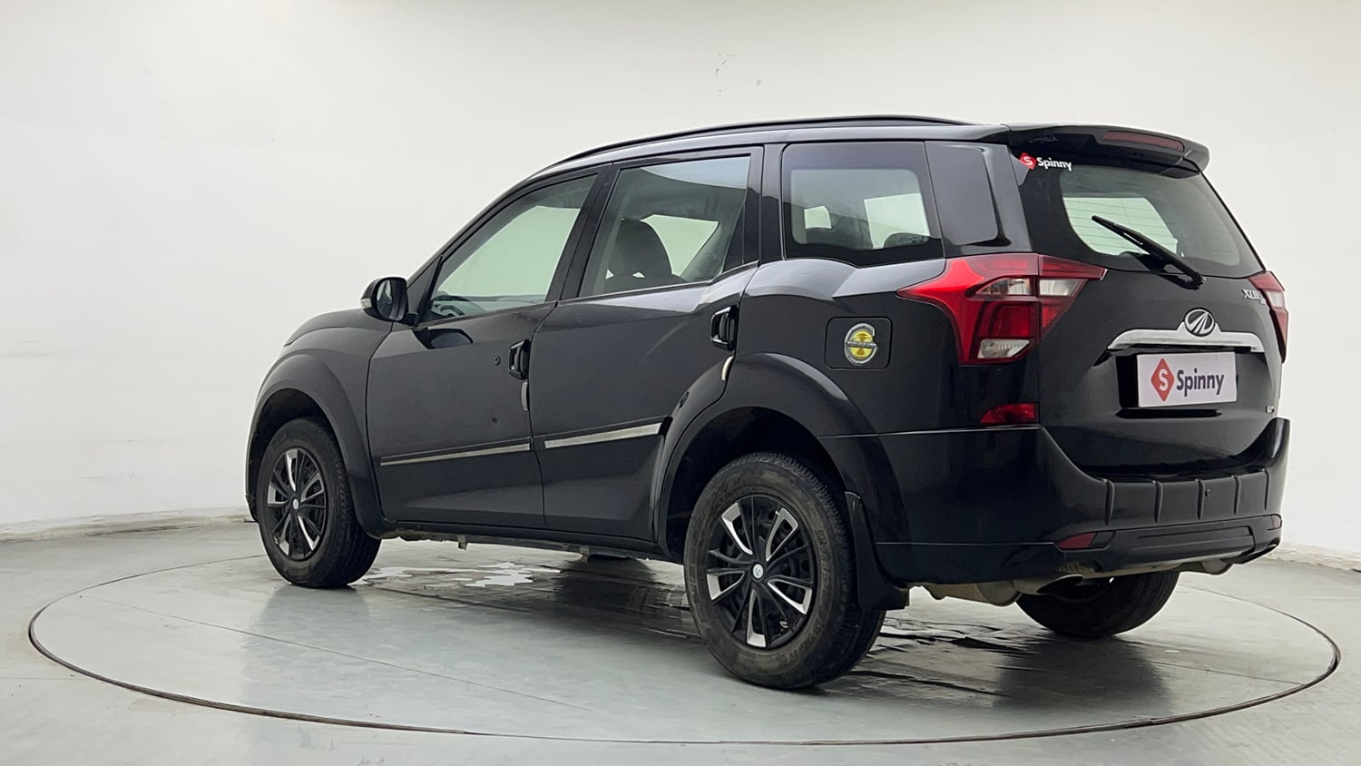 Used 2019 Mahindra XUV500 W5 Diesel Manual exterior LEFT REAR CORNER VIEW