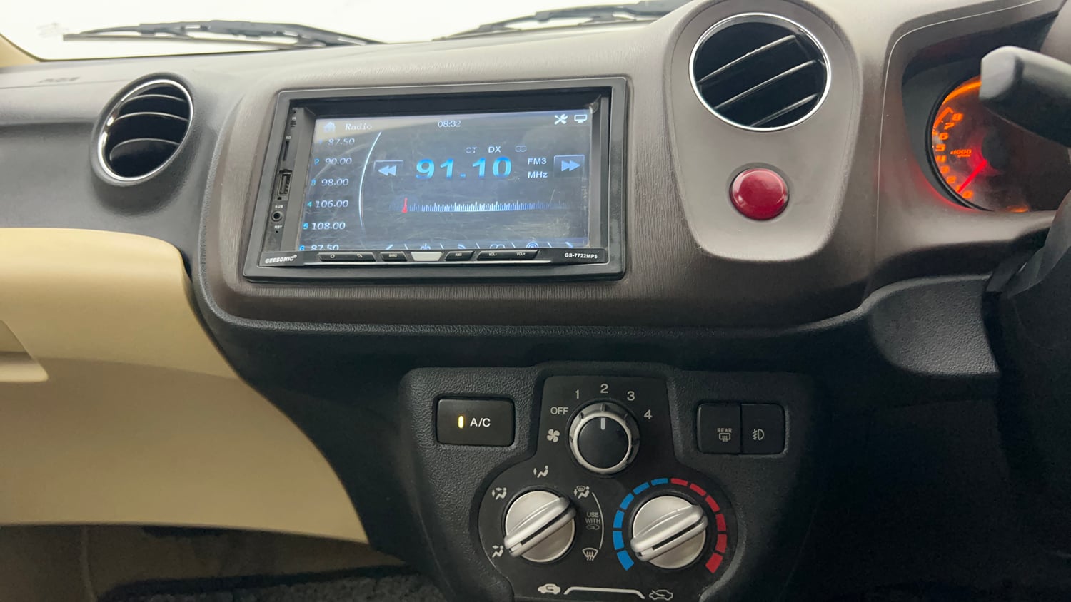 Used 2014 Honda Amaze 1.2 VX i-VTEC Petrol Manual interior MUSIC SYSTEM & AC CONTROL VIEW