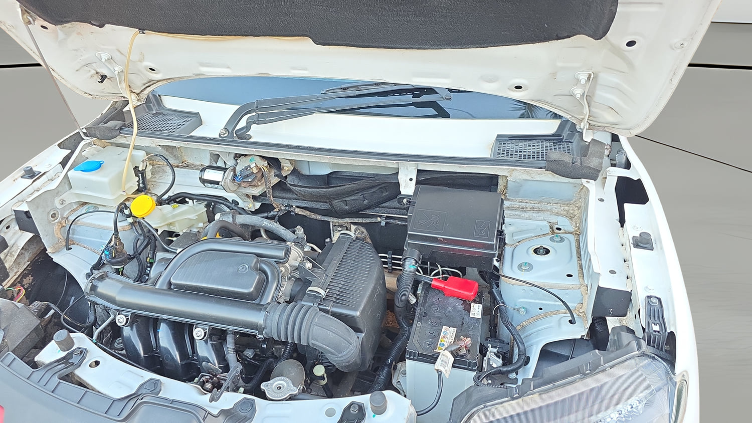 Used 2022 Renault Kwid CLIMBER Petrol Manual engine ENGINE LEFT SIDE HINGE & APRON VIEW