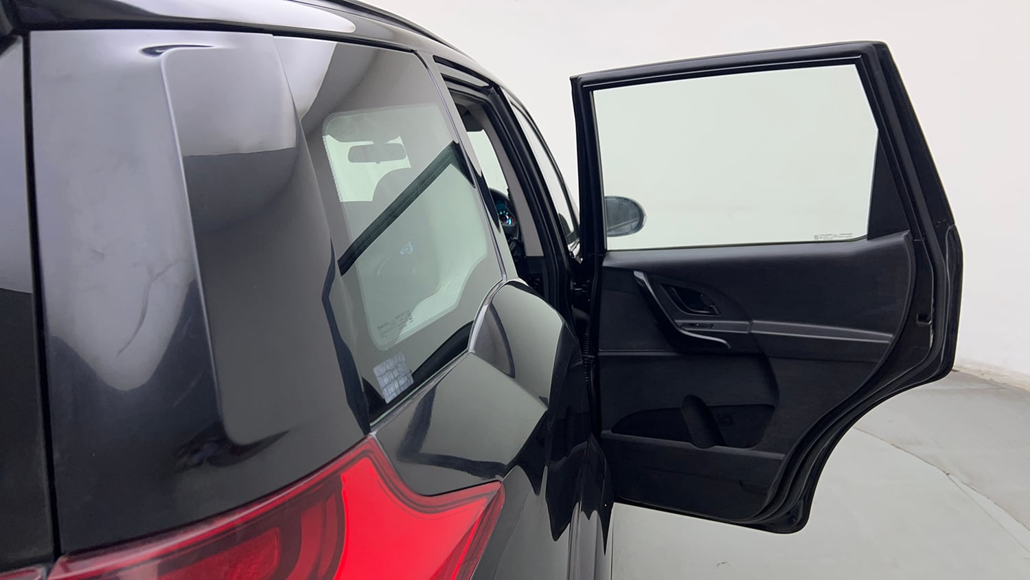 Used 2019 Mahindra XUV500 W5 Diesel Manual interior RIGHT REAR DOOR OPEN VIEW