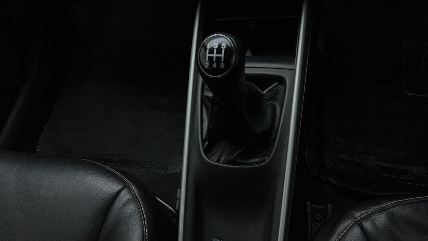 Used 2017 Maruti Suzuki Baleno Delta 1.2 Petrol Manual interior GEAR  KNOB VIEW