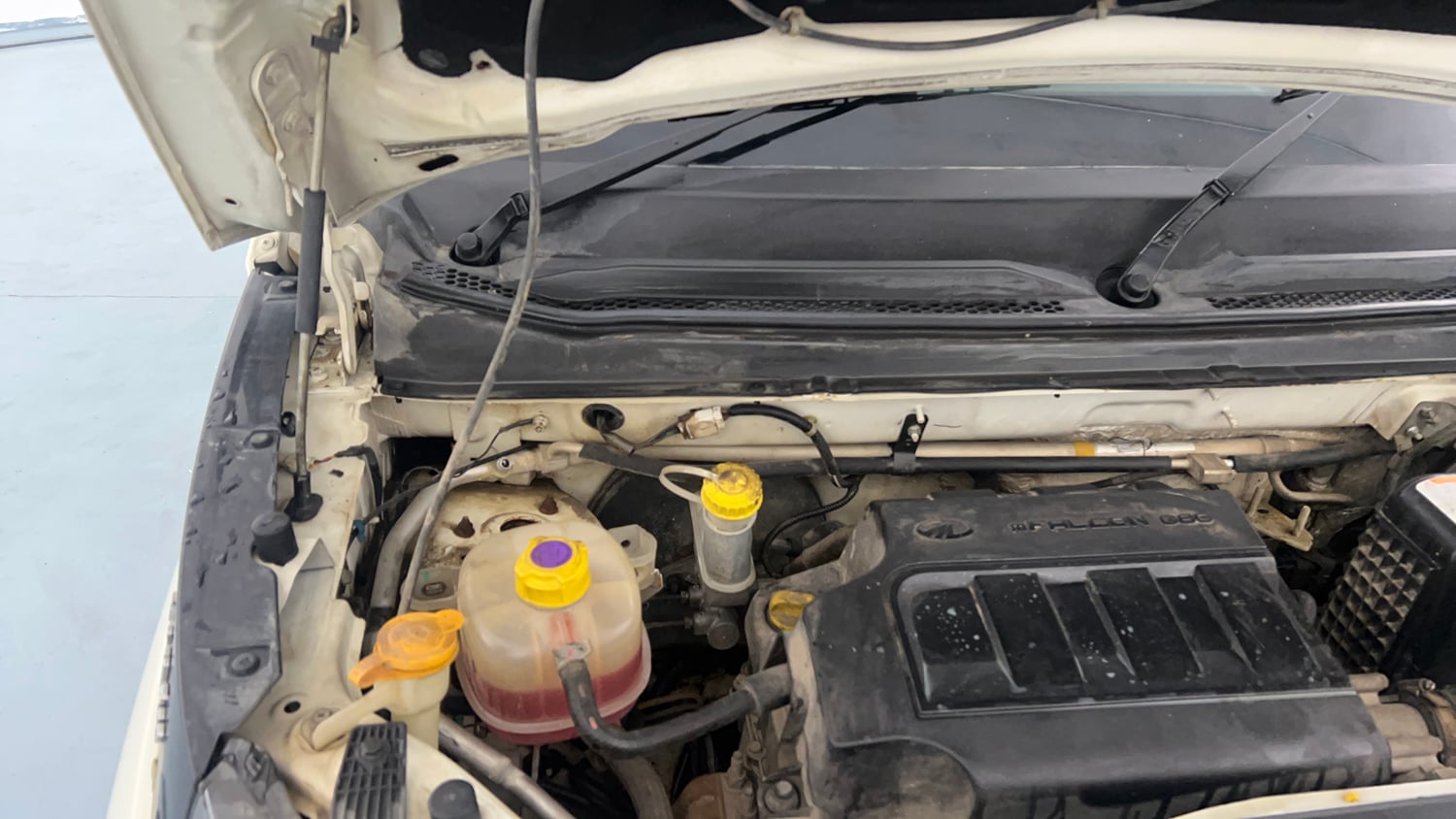 Used 2019 Mahindra KUV100 NXT K4 Plus 6 STR Petrol Manual engine ENGINE RIGHT SIDE HINGE & APRON VIEW