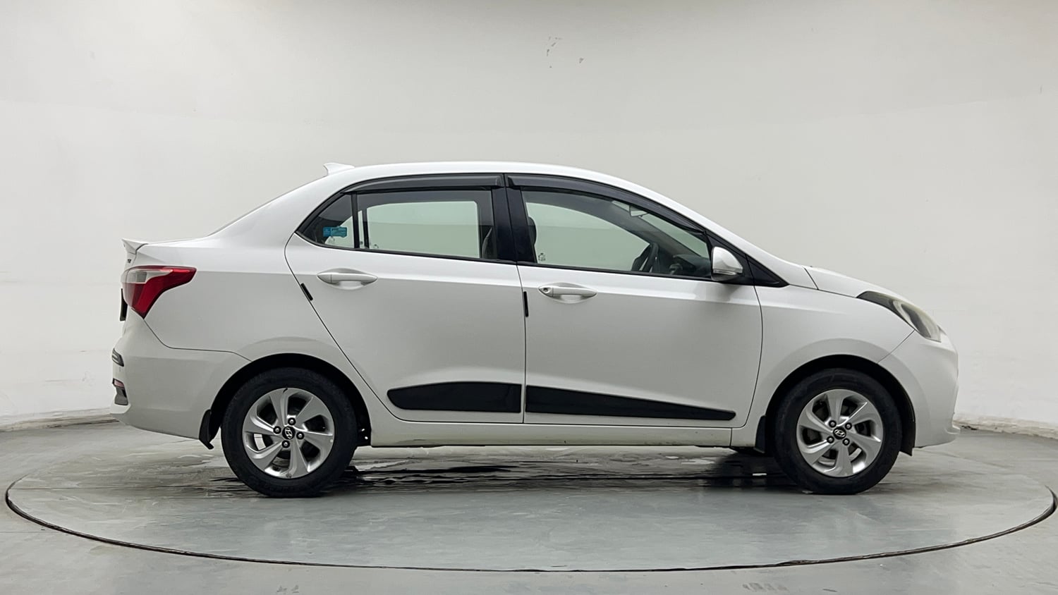 Used 2018 Hyundai Xcent SX Petrol Manual exterior RIGHT SIDE VIEW