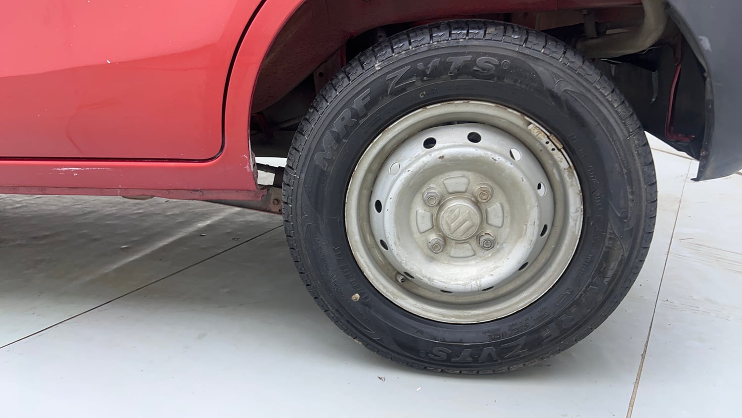 Used 2013 Maruti Suzuki Alto 800 Lx Petrol Manual tyres LEFT REAR TYRE RIM VIEW