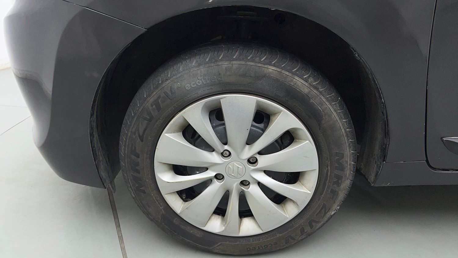 Used 2017 Maruti Suzuki Baleno Delta 1.2 Petrol Manual tyres LEFT FRONT TYRE RIM VIEW