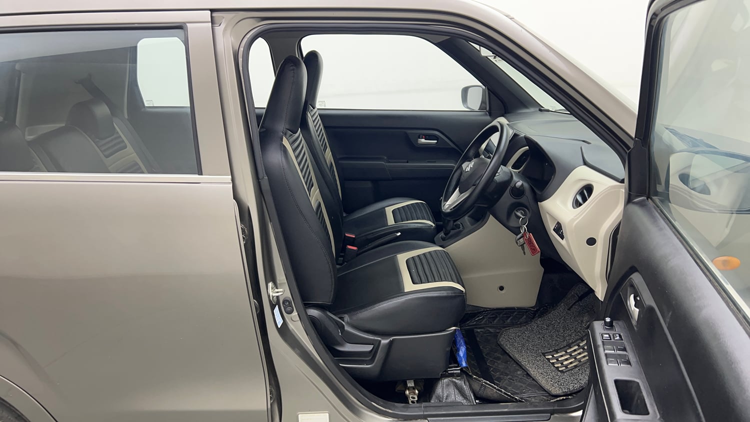 Used 2024 Maruti Suzuki Wagon R VXI 1.0 Petrol Manual interior RIGHT SIDE FRONT DOOR CABIN VIEW