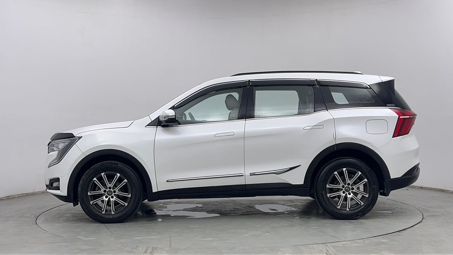 Used 2022 Mahindra XUV700 AX 7 Petrol MT 7 STR Petrol Manual exterior LEFT SIDE VIEW