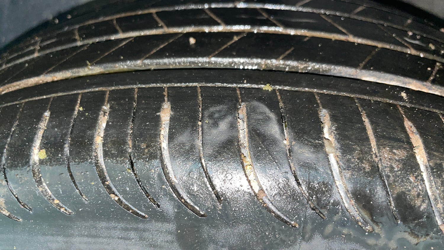 Used 2024 Kia Sonet HTK (O) 1.2 Petrol MT Petrol Manual tyres LEFT FRONT TYRE TREAD VIEW