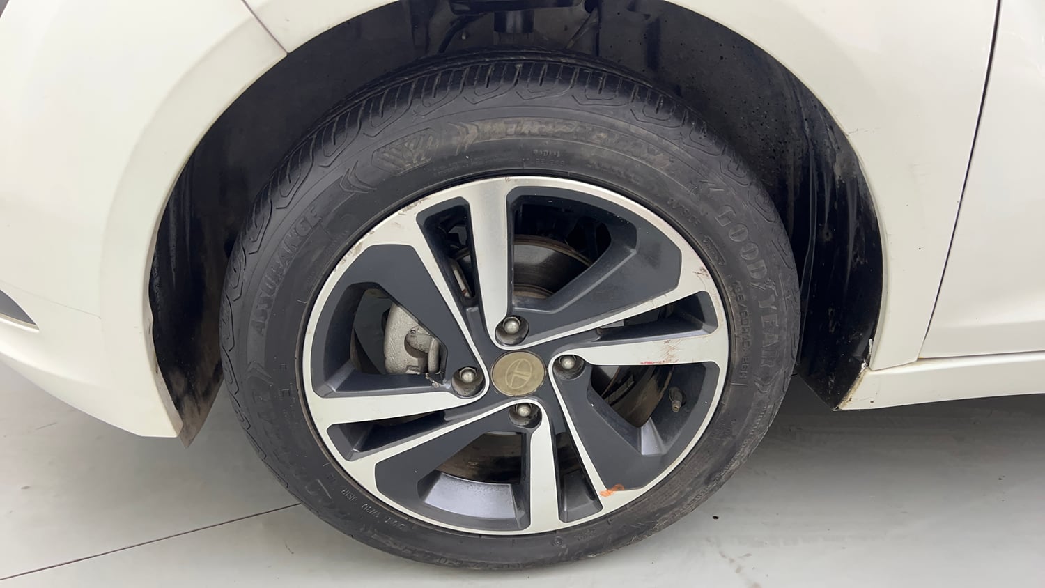 Used 2022 Tata Altroz XZA Plus Petrol Petrol Automatic tyres LEFT FRONT TYRE RIM VIEW