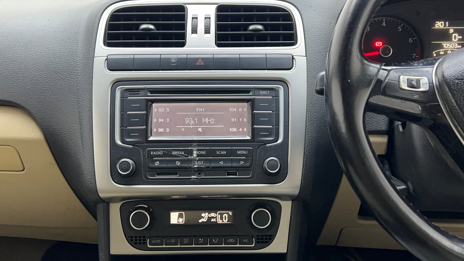 Used 2015 Volkswagen Polo Highline1.2L (P) Petrol Manual interior MUSIC SYSTEM & AC CONTROL VIEW