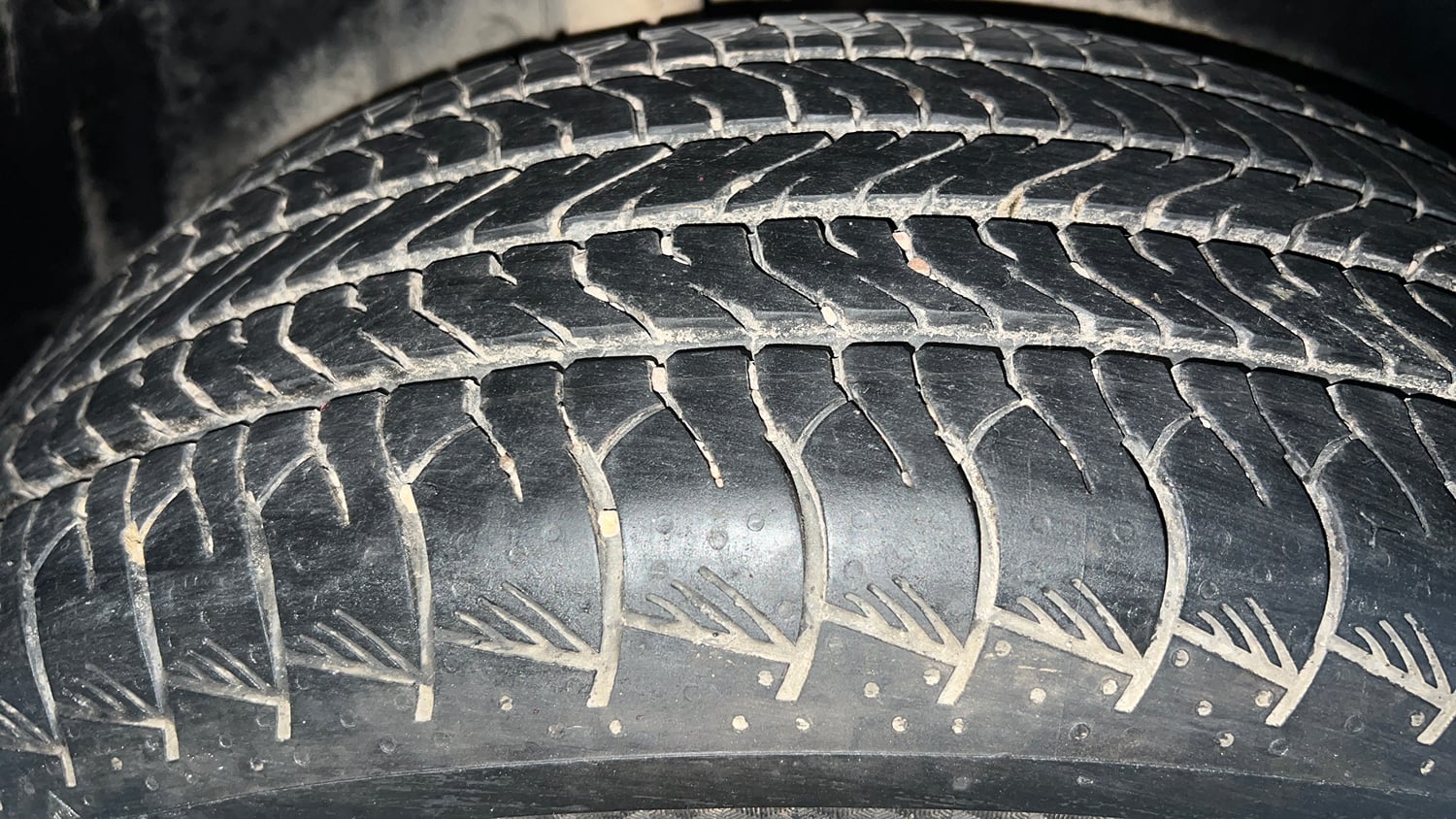 Used 2023 Maruti Suzuki Grand Vitara Zeta Plus Intelligent Hybrid eCVT Hybrid Automatic tyres RIGHT REAR TYRE TREAD VIEW