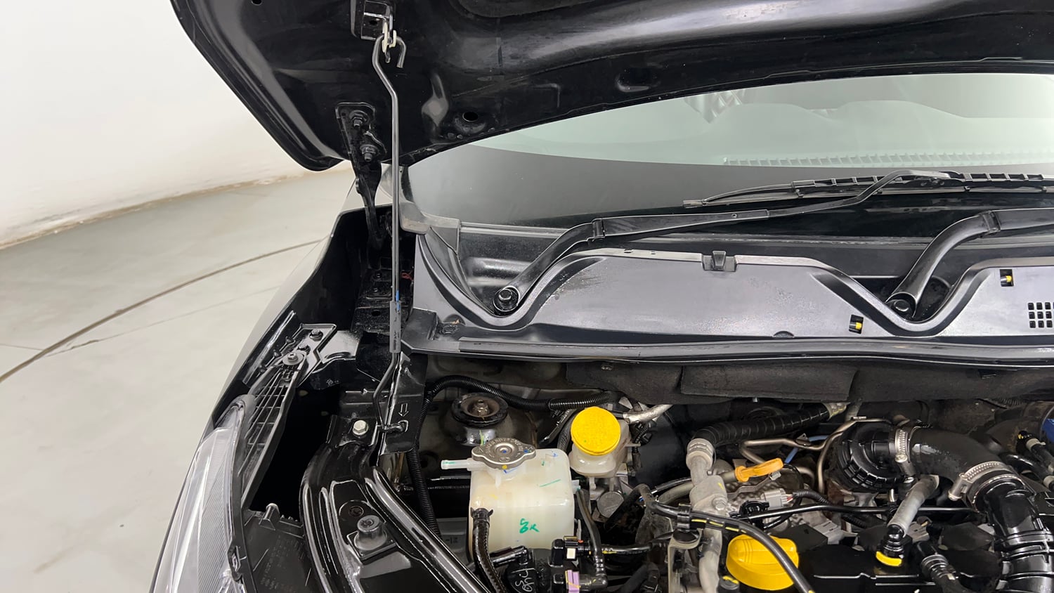 Used 2024 Nissan Magnite XV Premium Turbo CVT Petrol Automatic engine ENGINE RIGHT SIDE HINGE & APRON VIEW