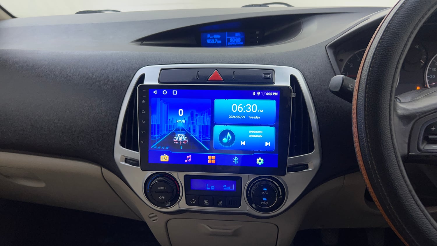 Used 2014 Hyundai i20 Sportz 1.2 Petrol Manual top_features Integrated (in-dash) music system