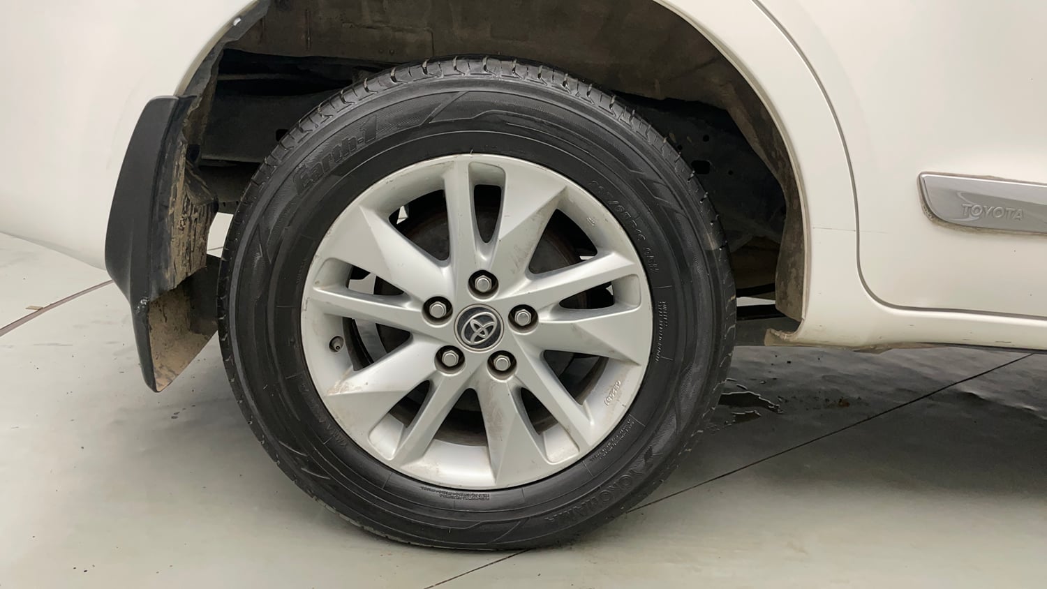 Used 2019 Toyota Innova Crysta 2.4 V 7 STR Diesel Manual tyres RIGHT REAR TYRE RIM VIEW