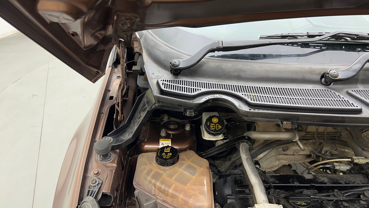 Used 2017 Ford EcoSport Trend 1.5L Ti-VCT Petrol Manual engine ENGINE RIGHT SIDE HINGE & APRON VIEW