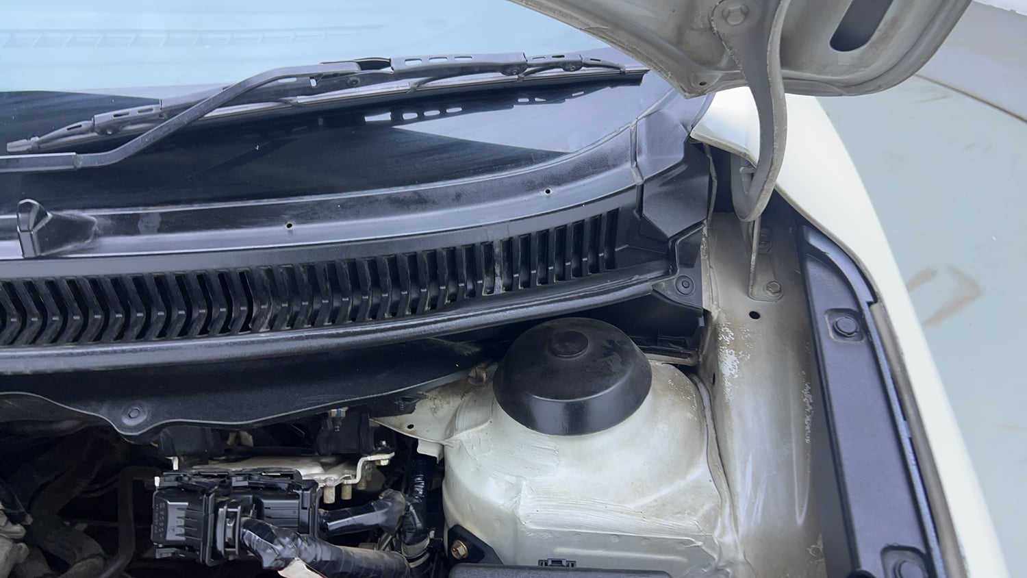 Used 2018 Maruti Suzuki Baleno Alpha 1.2 Petrol Manual engine ENGINE LEFT SIDE HINGE & APRON VIEW
