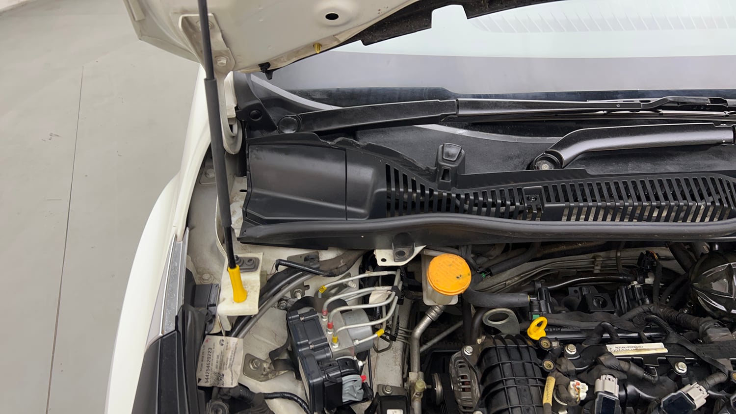 Used 2022 Tata Altroz XZA Plus Petrol Petrol Automatic engine ENGINE RIGHT SIDE HINGE & APRON VIEW