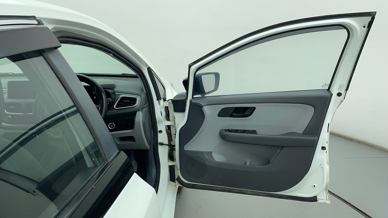 Used 2020 Tata Altroz XT Petrol Petrol Manual interior RIGHT FRONT DOOR OPEN VIEW
