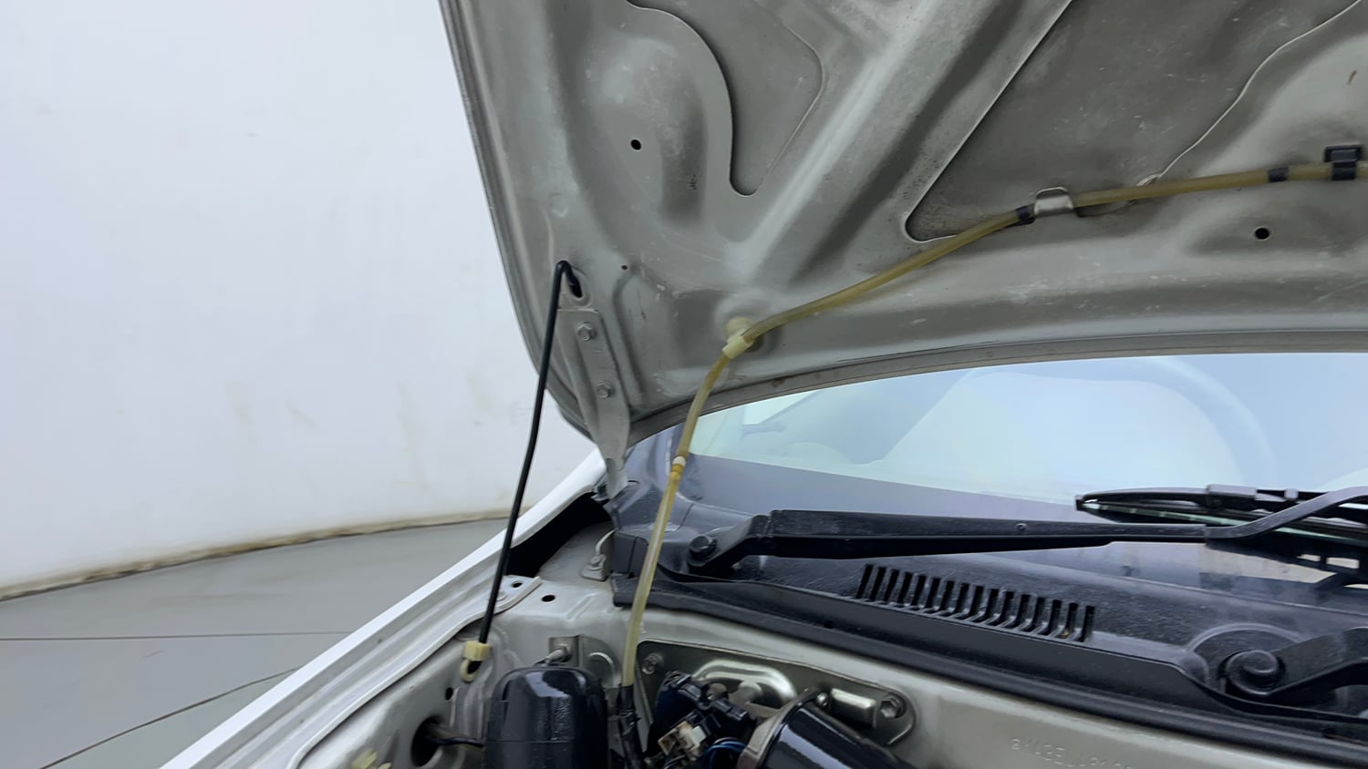 Used 2013 Maruti Suzuki Alto 800 Lxi Petrol Manual engine ENGINE RIGHT SIDE HINGE & APRON VIEW