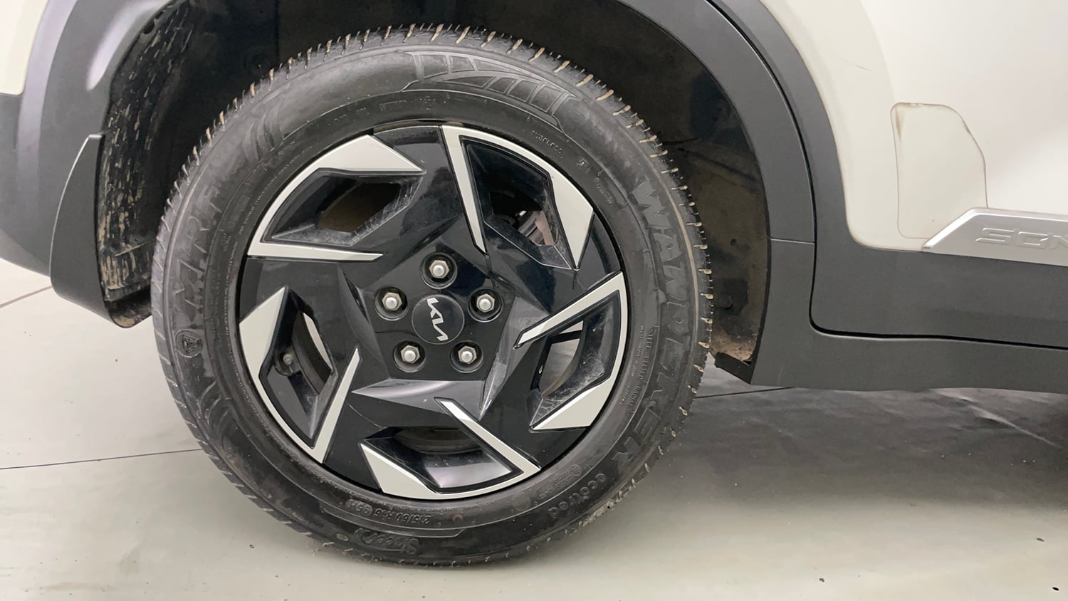 Used 2024 Kia Sonet HTK (O) 1.2 Petrol MT Petrol Manual tyres RIGHT REAR TYRE RIM VIEW