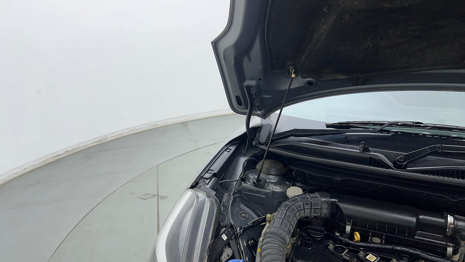 Used 2019 Maruti Suzuki Baleno Alpha Petrol Manual engine ENGINE RIGHT SIDE HINGE & APRON VIEW