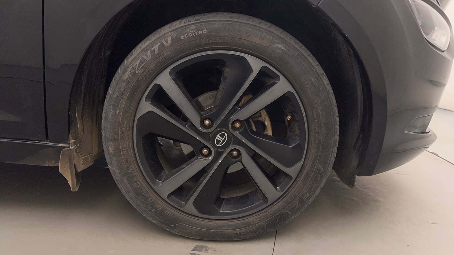 Used 2022 Tata Altroz XZ Plus i-Turbo Petrol Dark Edition Petrol Manual tyres RIGHT FRONT TYRE RIM VIEW