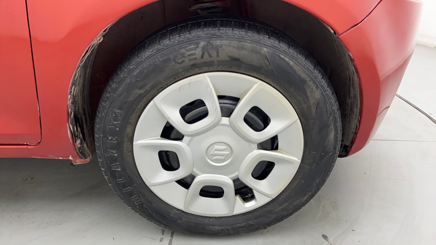 Used 2018 Maruti Suzuki Ignis Delta 1.2 AMT Petrol Automatic tyres RIGHT FRONT TYRE RIM VIEW