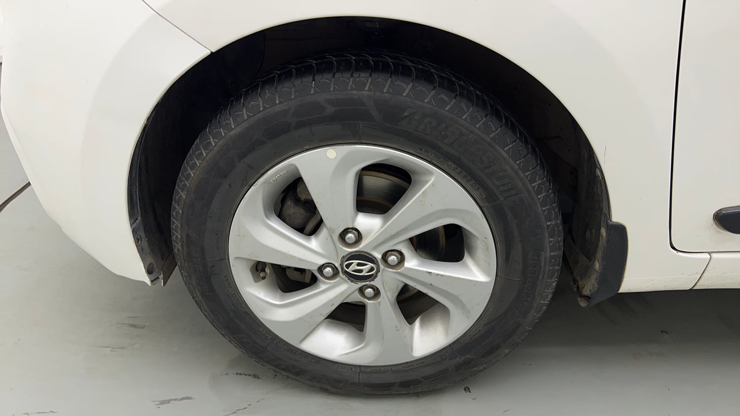 Used 2018 Hyundai Xcent SX Petrol Manual tyres LEFT FRONT TYRE RIM VIEW